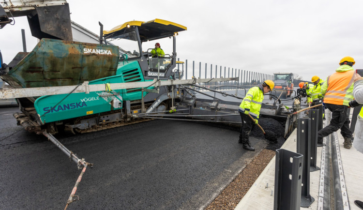 FOTOGALERIE: D1 u Přerova finišuje. Klíčový úsek se otevře před Vánoci