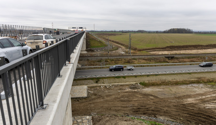 FOTOGALERIE: D1 u Přerova finišuje. Klíčový úsek se otevře před Vánoci