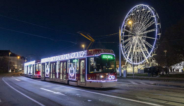 FOTOGALERIE: Vánoční trhy v Olomouc zahájilo rozsvícení stromu