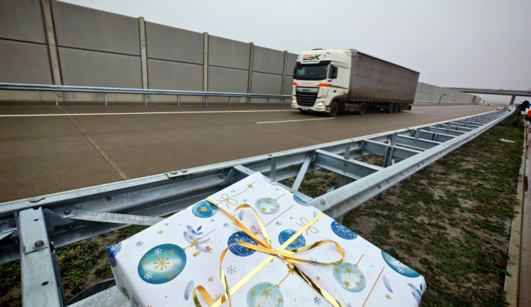 FOTO: Nové dálnice D1 a D55 po slavnostním otevření slouží řidičům