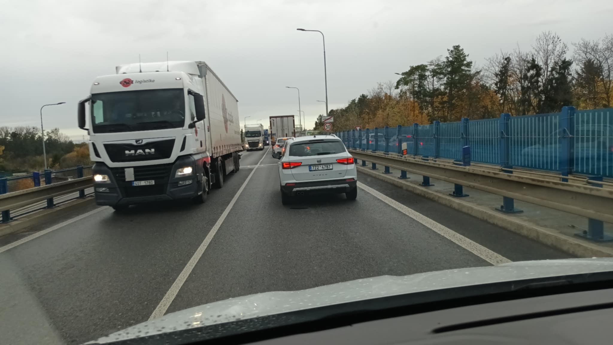 FOTOGALERIE: Před otevřením D1 byl Přerov zacpaný auty a kamiony