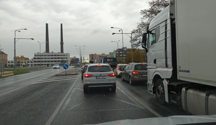 FOTOGALERIE: Před otevřením D1 byl Přerov zacpaný auty a kamiony