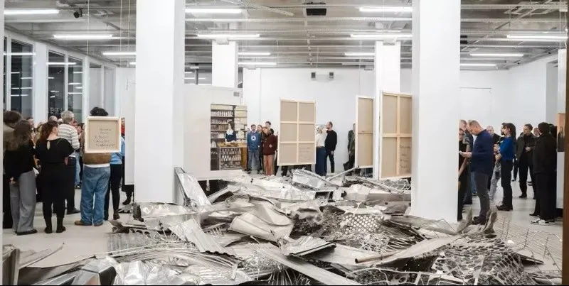 Dernisáž / komentovaná prohlídka / křest katalogu: Za Pultem (Behind the Counter)