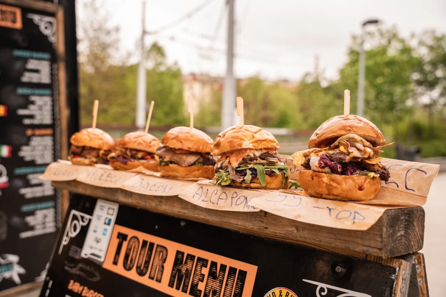BURGER STREET FESTIVAL MÍŘÍ DO ŠANTOVKY. PŘIVEZE MINIBURGERY I SOUTĚŽNÍ BURGER BATTLE