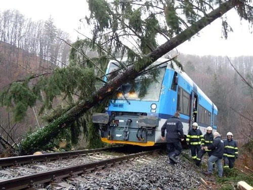Strom přes železnici