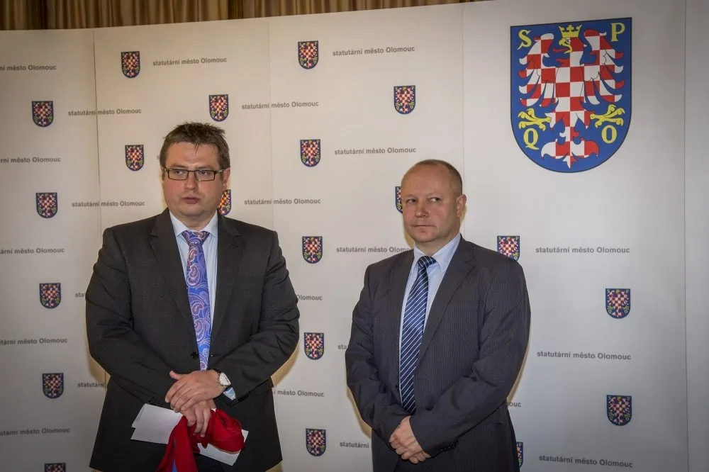 Primátor Martin Major a předseda organizačního výboru pro přípravu Mistrovství Evropy do 21 let Petr Fousek z Fotbalové asociace ČR. Foto: MMOl/Jan Andreáš