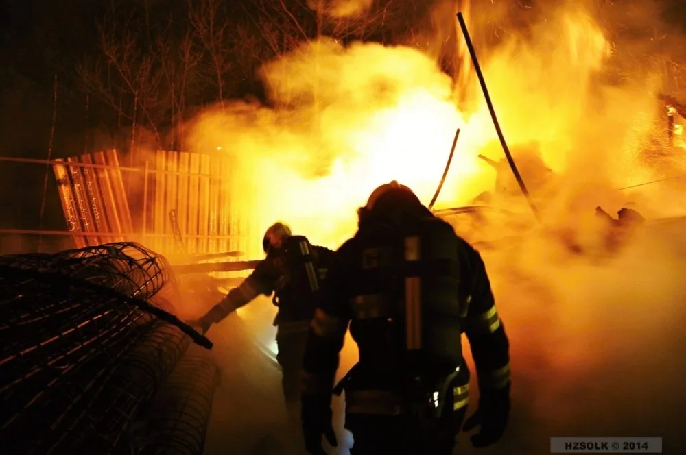Požár zničil sklad soukromé firmy. Foto: hzscr.cz