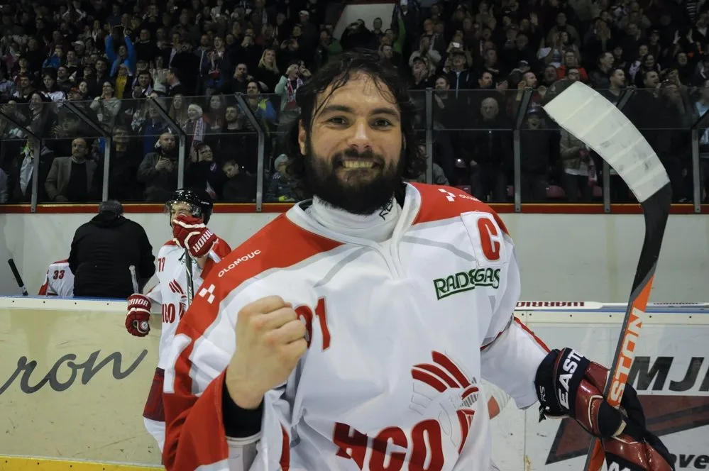Jakub Bartoň při oslavách postupu do extraligy Foto HC olomouc