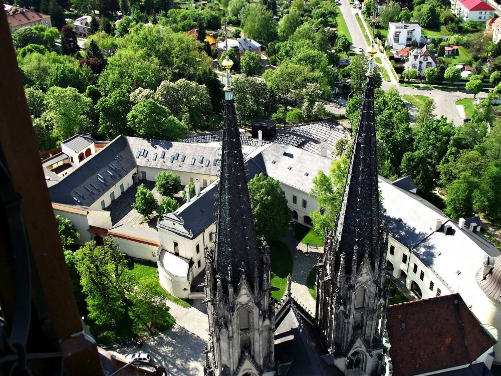 Hradní areál z věže katedrály