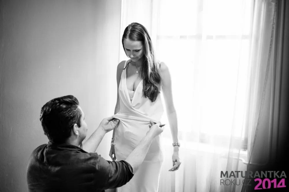 Fitting oblečení v butiku Roosevelt Fashion Store