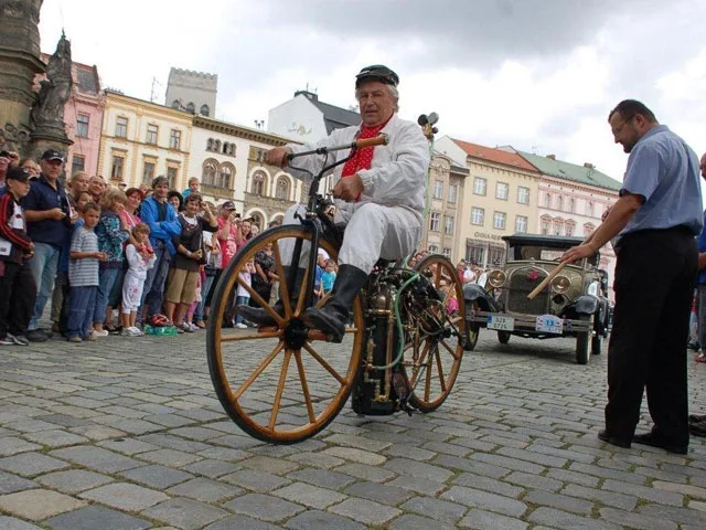 Motorky a auta z dob rakousko-uherské monarchie uvidí Horní náměstí v Olomouci.