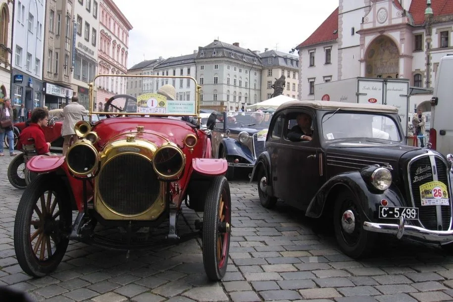 Motorky a auta z dob rakousko-uherské monarchie uvidí Horní náměstí v Olomouci.