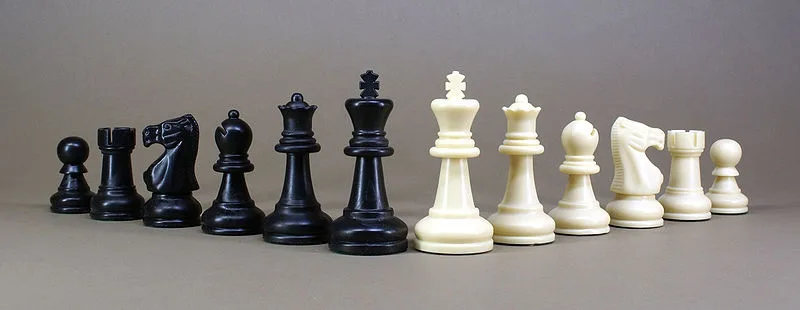 800px-Chess_Set