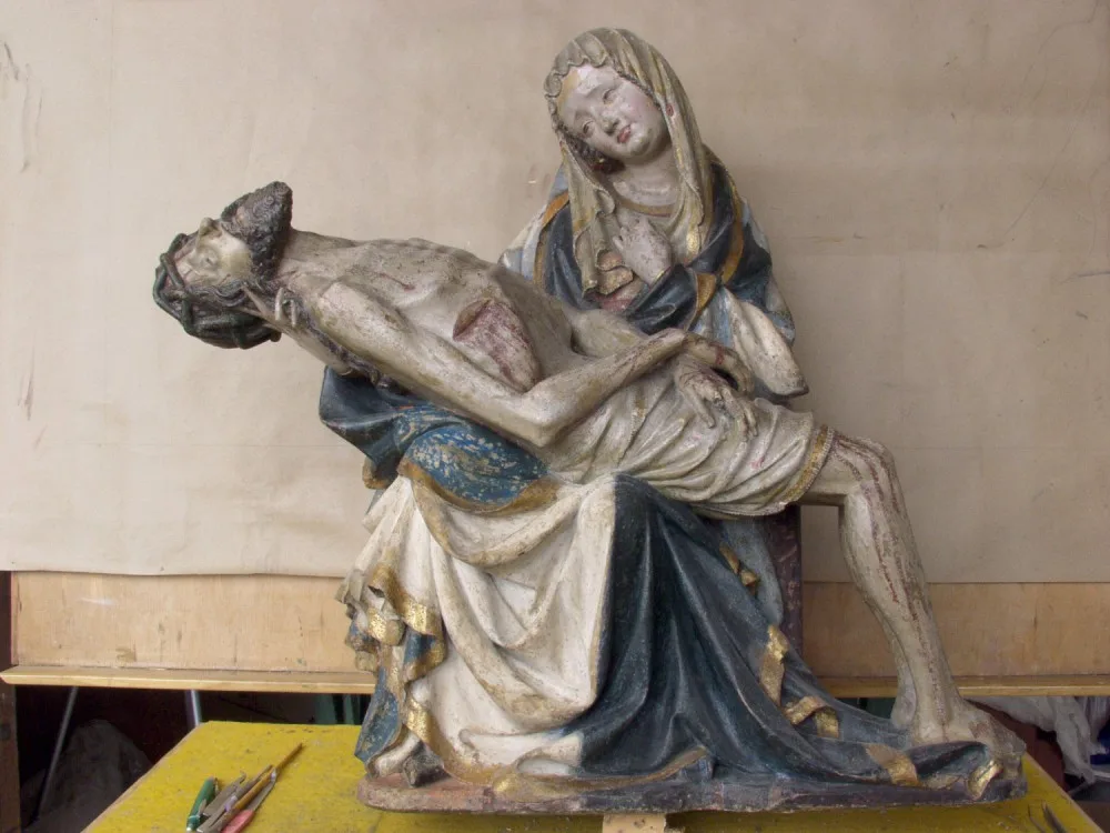 Stav v průběhu snímání přemaleb na plášti Panny Marie (2005). Odkryta polovina bílého pláště s modrým rubem