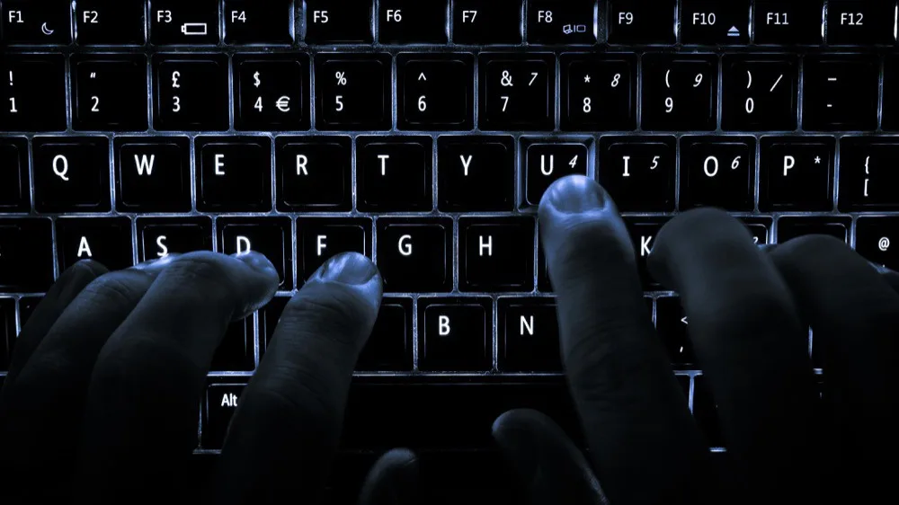 Žena poslala heslo ke svému účtu kamarádce na Facebooku, naletěla hackerovi