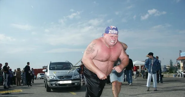 Zemřel Ladislav Hanzel, silák, který utáhl tank i lokomotivu