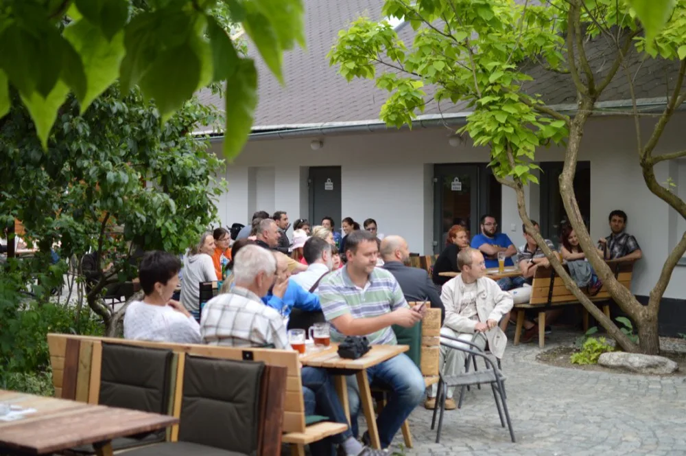 OBRAZEM: V Chomoutově se žehnalo pivovaru, došlo na lidové tance i pivo z dřevěného sudu