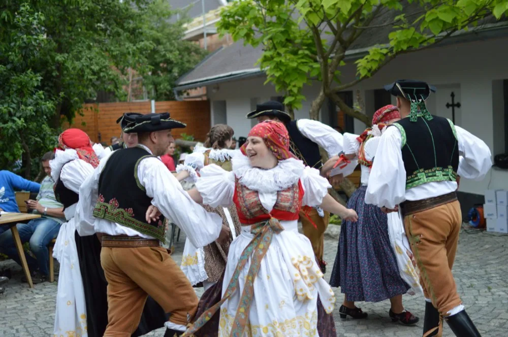 OBRAZEM: V Chomoutově se žehnalo pivovaru, došlo na lidové tance i pivo z dřevěného sudu