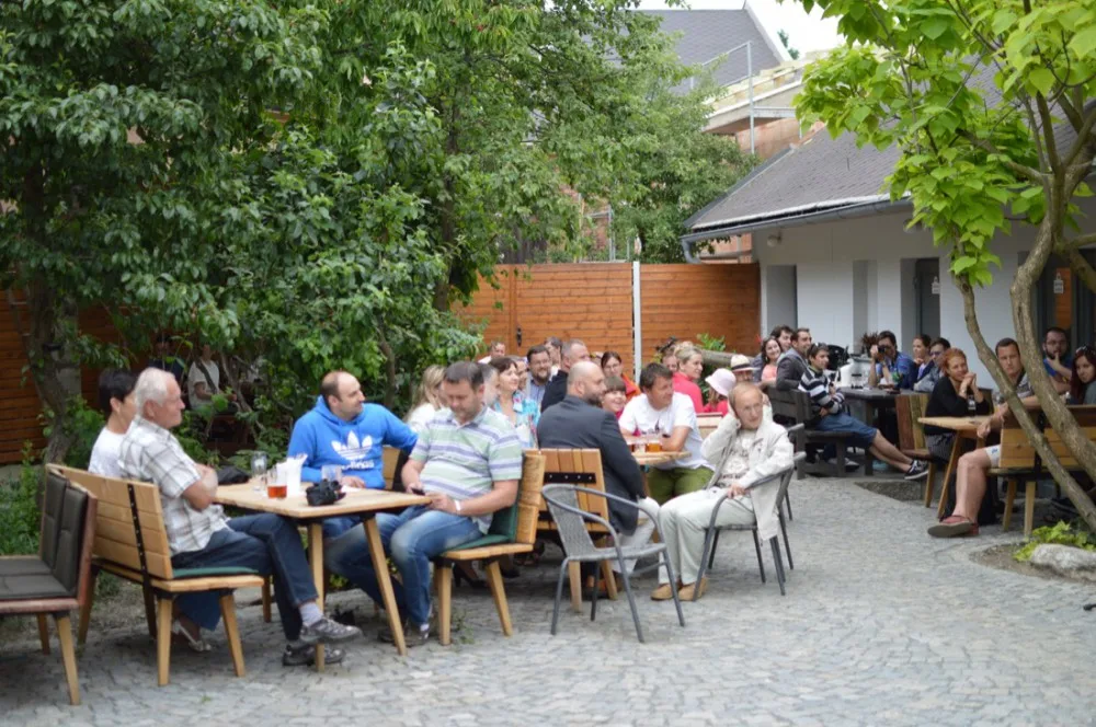 OBRAZEM: V Chomoutově se žehnalo pivovaru, došlo na lidové tance i pivo z dřevěného sudu