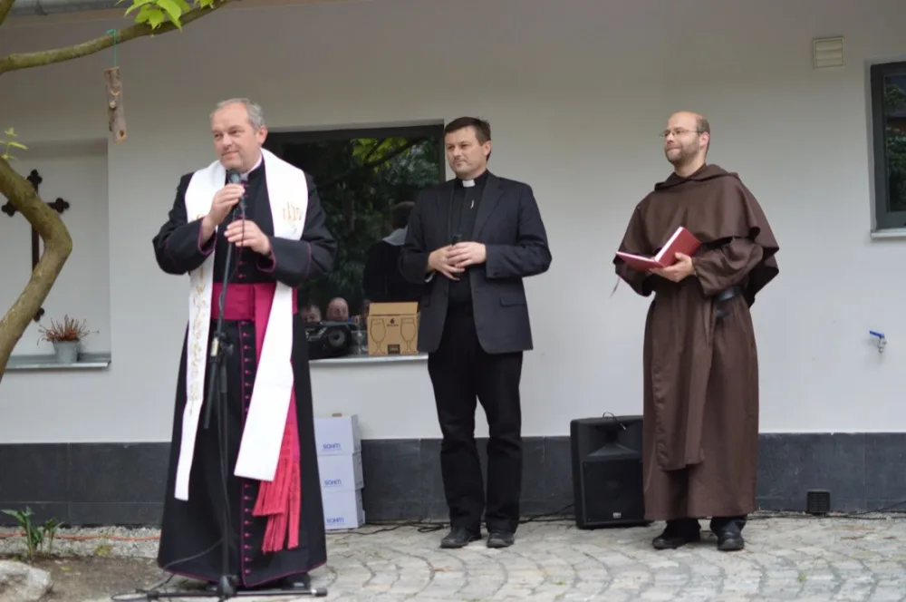 OBRAZEM: V Chomoutově se žehnalo pivovaru, došlo na lidové tance i pivo z dřevěného sudu