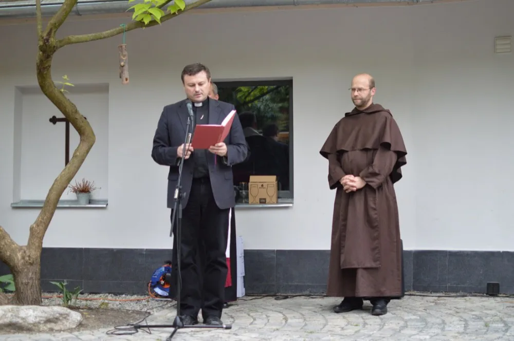 OBRAZEM: V Chomoutově se žehnalo pivovaru, došlo na lidové tance i pivo z dřevěného sudu
