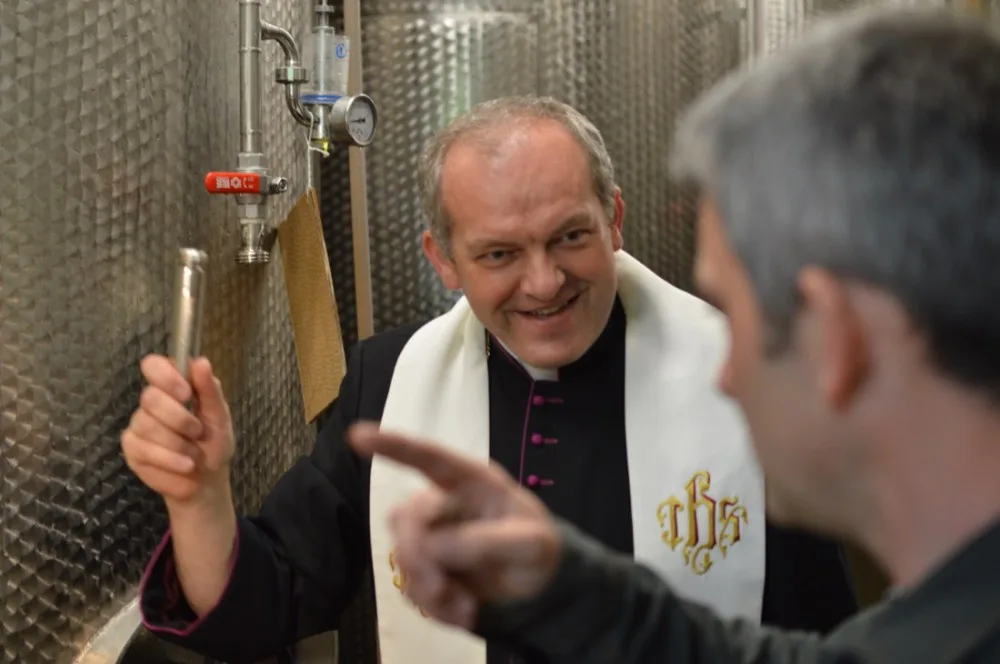 OBRAZEM: V Chomoutově se žehnalo pivovaru, došlo na lidové tance i pivo z dřevěného sudu