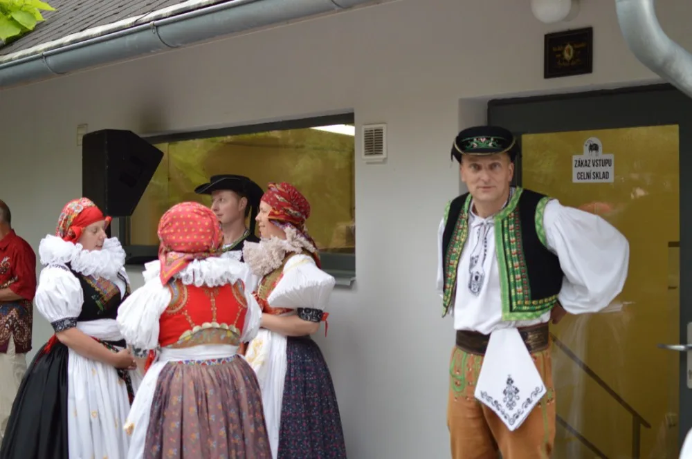 OBRAZEM: V Chomoutově se žehnalo pivovaru, došlo na lidové tance i pivo z dřevěného sudu