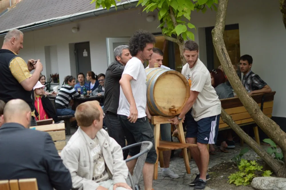 OBRAZEM: V Chomoutově se žehnalo pivovaru, došlo na lidové tance i pivo z dřevěného sudu