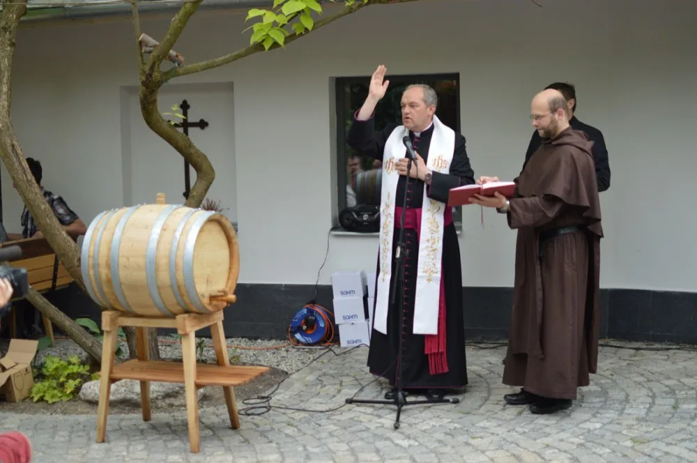 OBRAZEM: V Chomoutově se žehnalo pivovaru, došlo na lidové tance i pivo z dřevěného sudu