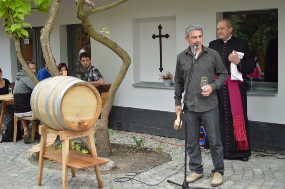 OBRAZEM: V Chomoutově se žehnalo pivovaru, došlo na lidové tance i pivo z dřevěného sudu