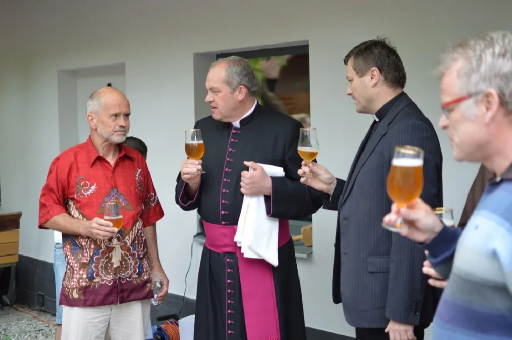 OBRAZEM: V Chomoutově se žehnalo pivovaru, došlo na lidové tance i pivo z dřevěného sudu