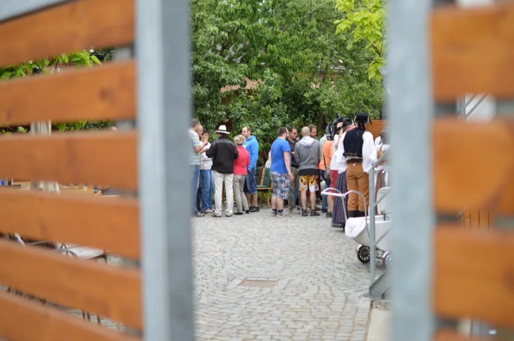 OBRAZEM: V Chomoutově se žehnalo pivovaru, došlo na lidové tance i pivo z dřevěného sudu