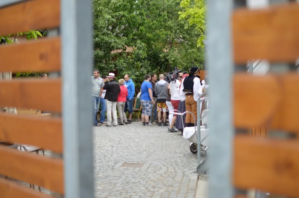 OBRAZEM: V Chomoutově se žehnalo pivovaru, došlo na lidové tance i pivo z dřevěného sudu