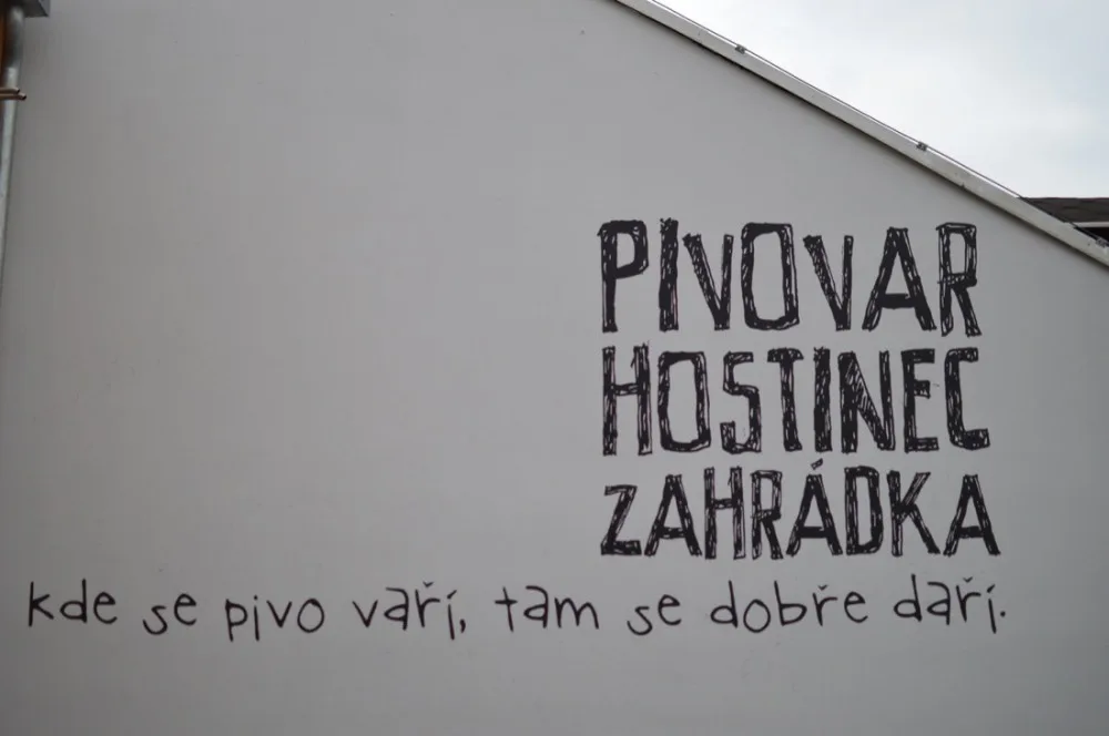 OBRAZEM: V Chomoutově se žehnalo pivovaru, došlo na lidové tance i pivo z dřevěného sudu