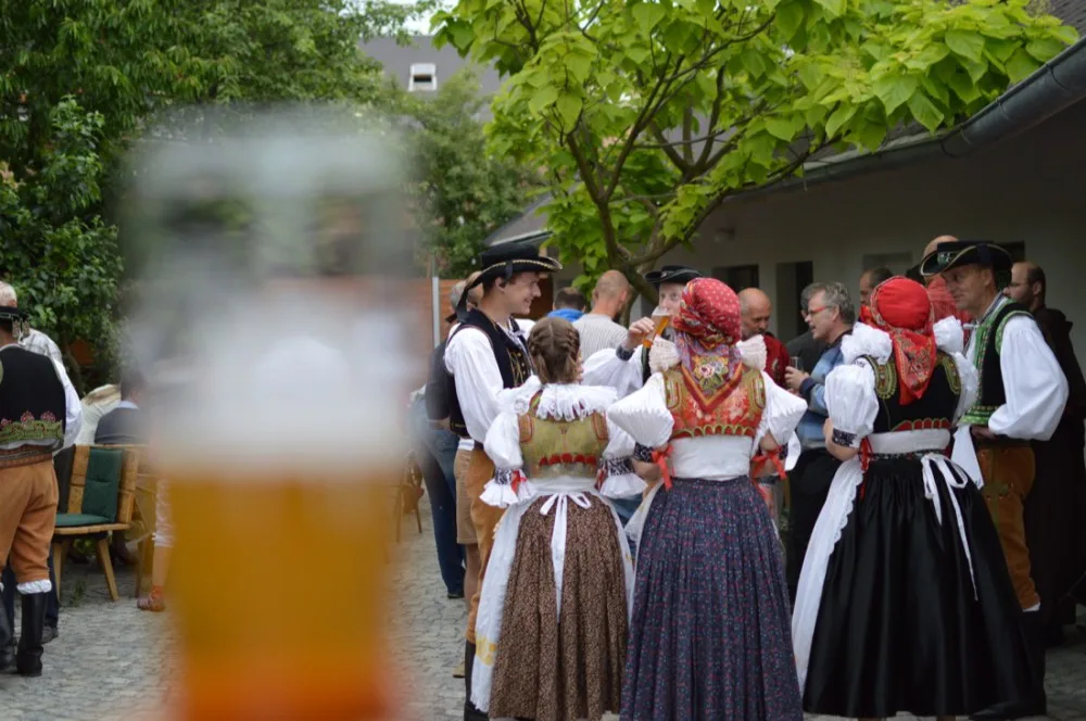 OBRAZEM: V Chomoutově se žehnalo pivovaru, došlo na lidové tance i pivo z dřevěného sudu