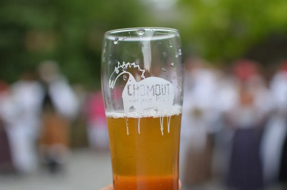OBRAZEM: V Chomoutově se žehnalo pivovaru, došlo na lidové tance i pivo z dřevěného sudu