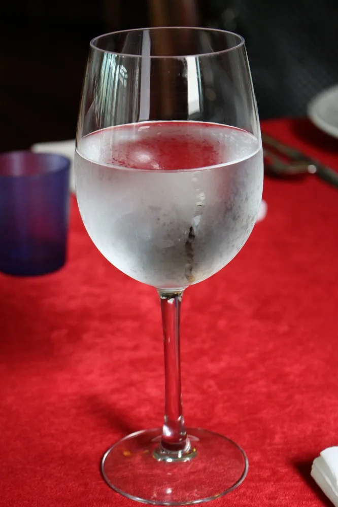 Pijte vodu v olomouckých restauracích, přispějete na pomoc Haiti