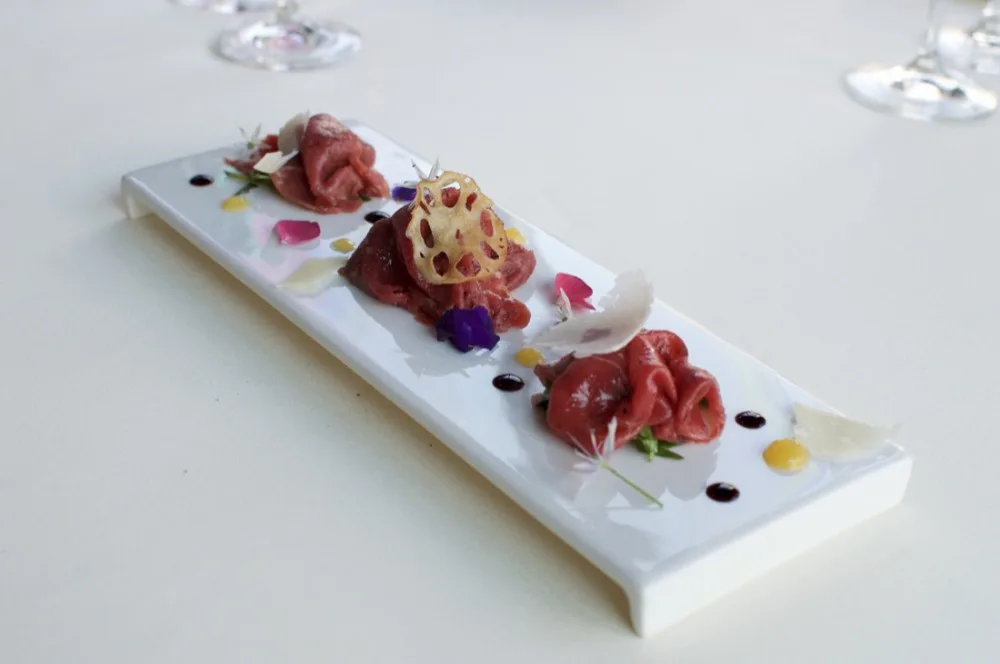 Hovězí carpaccio, rukola, hoblinky Parmiano Reggiano