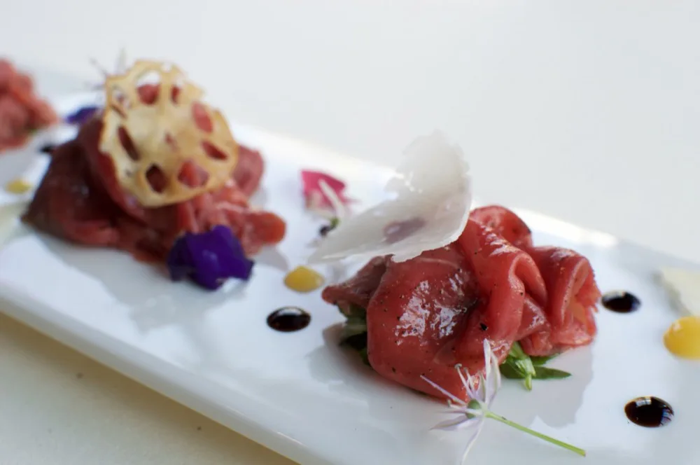 Hovězí carpaccio, rukola, hoblinky Parmiano Reggiano
