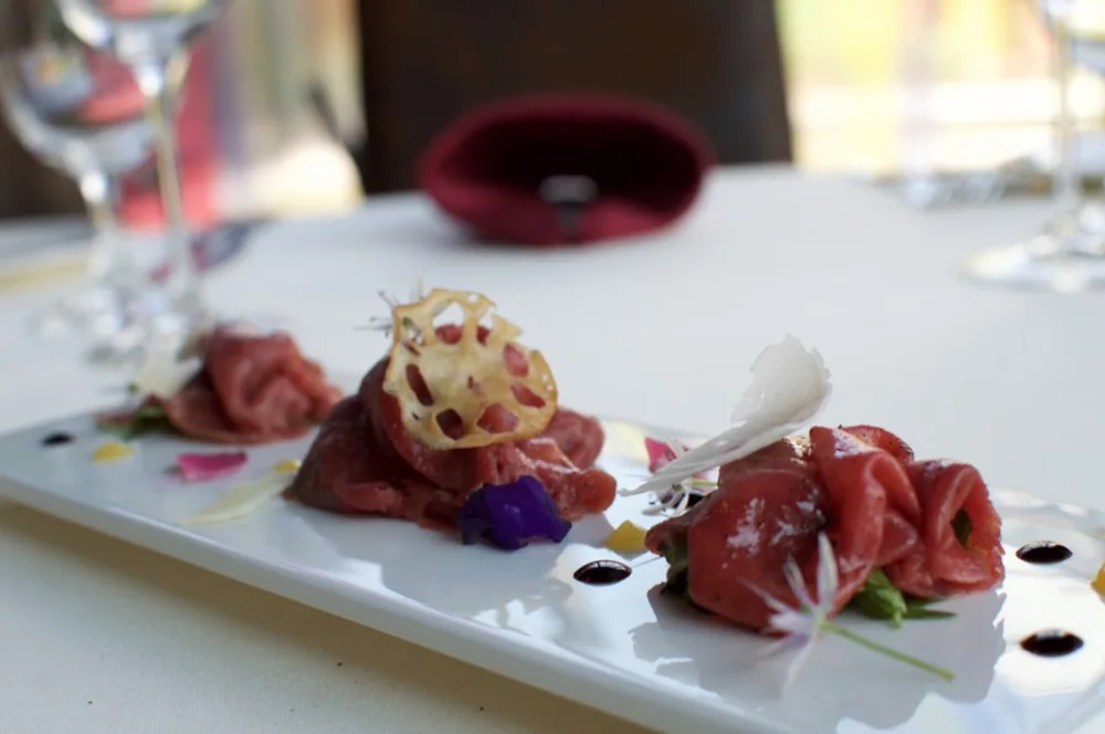 Hovězí carpaccio, rukola, hoblinky Parmiano Reggiano