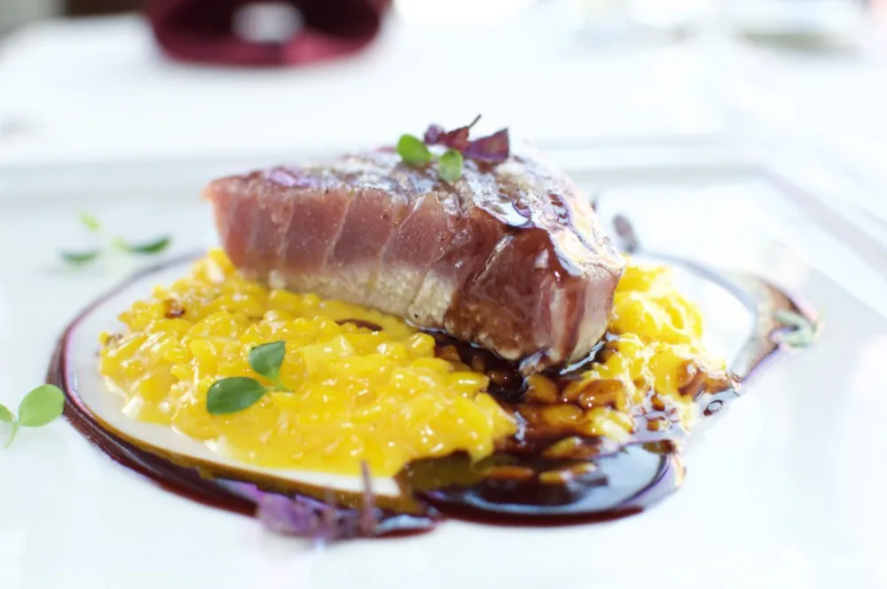 Grilovaný tuňák, šafránové rizoto, vinná demi glace