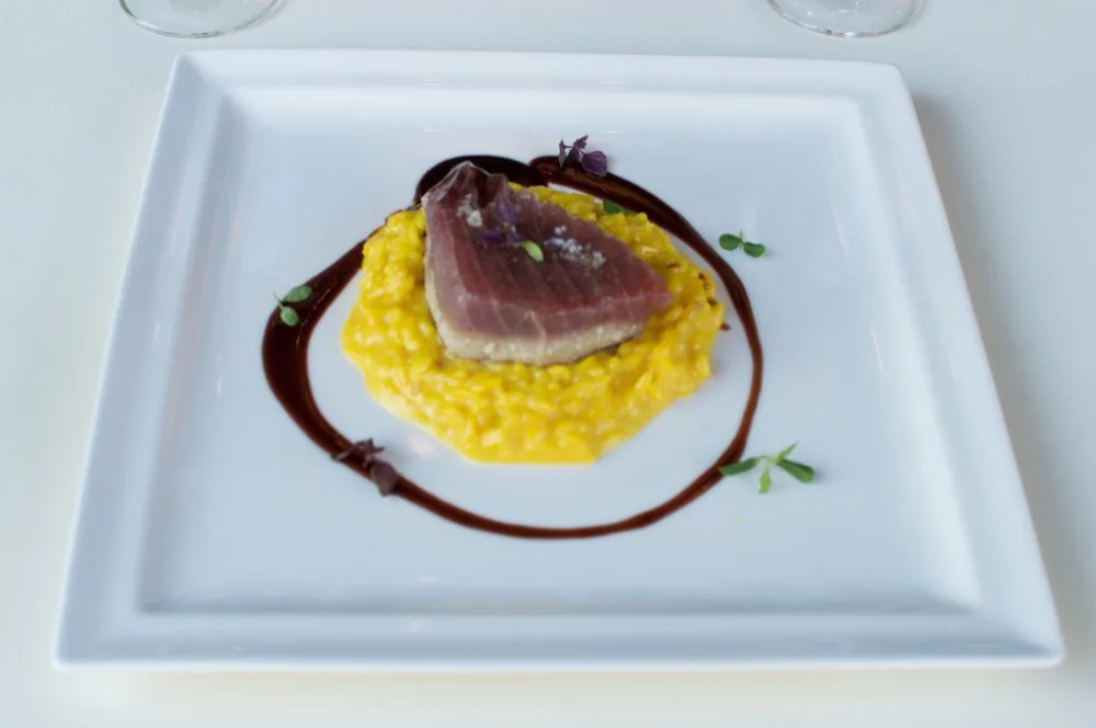 Grilovaný tuňák, šafránové rizoto, vinná demi glace