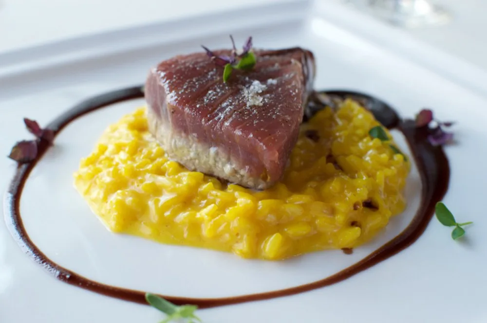 Grilovaný tuňák, šafránové rizoto, vinná demi glace