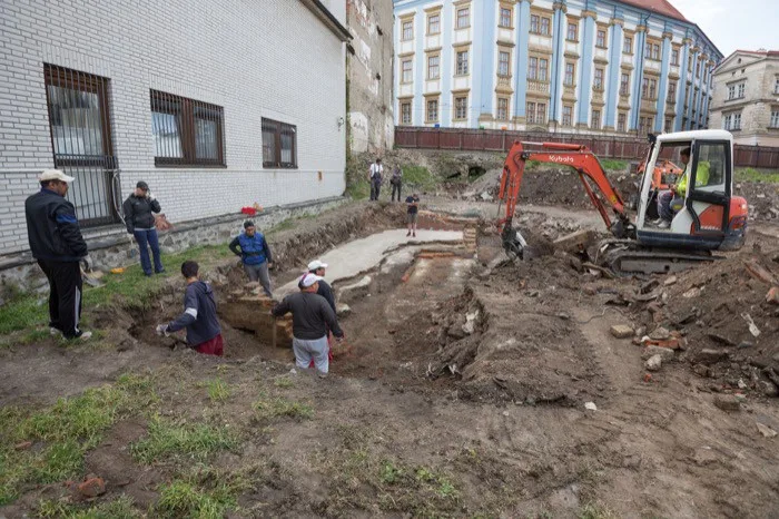 Archeologové našli v proluce vedle muzea minci z 10. století