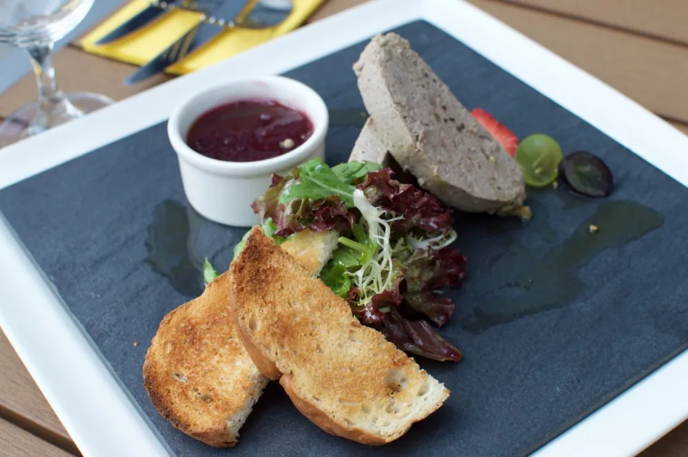 Kančí paštika, brusinkové želé, opékaná bruschetta