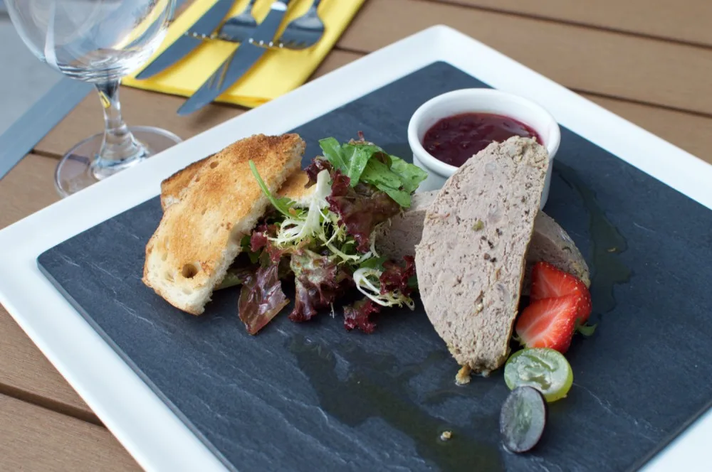 Kančí paštika, brusinkové želé, opékaná bruschetta