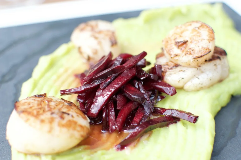 Mušle sv. Jakuba na grilu, hráškové purée, glazovaná řepa