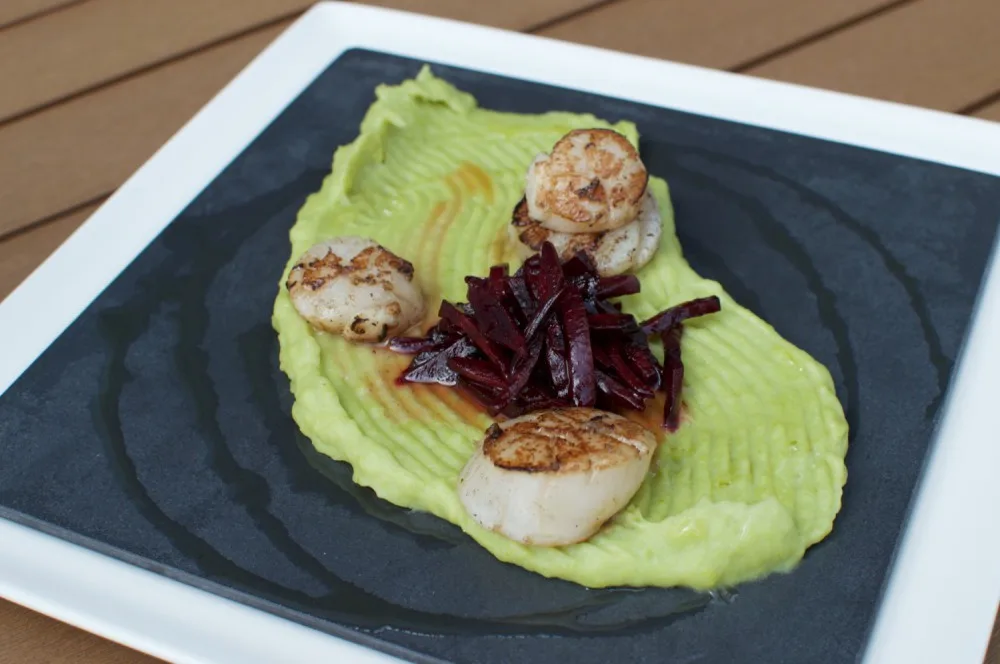 Mušle sv. Jakuba na grilu, hráškové purée, glazovaná řepa