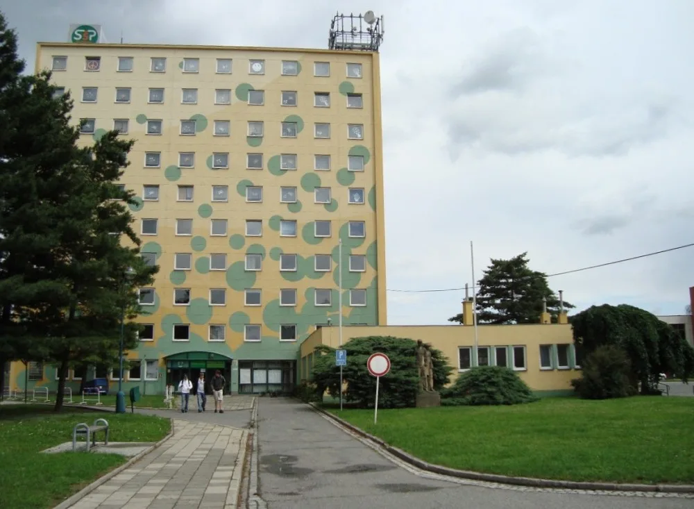 Policie obvinila studenta, který napadl svého učitele