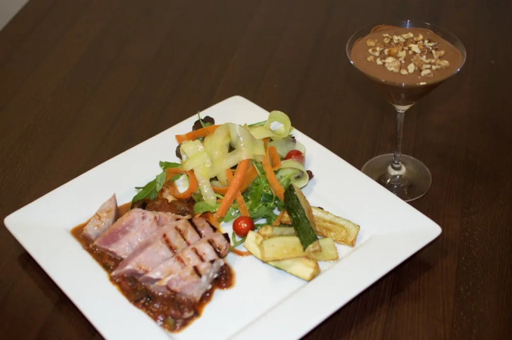 Grilovaný steak z čerstvého tuňáka s červeným vínem, kapari a olivovou omáčkou, cuketové hranolky a svěží míchaný salát